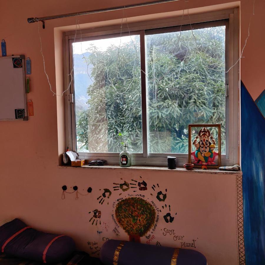 Tebaar Backpackers Hostel Rishikesh Bagian luar foto